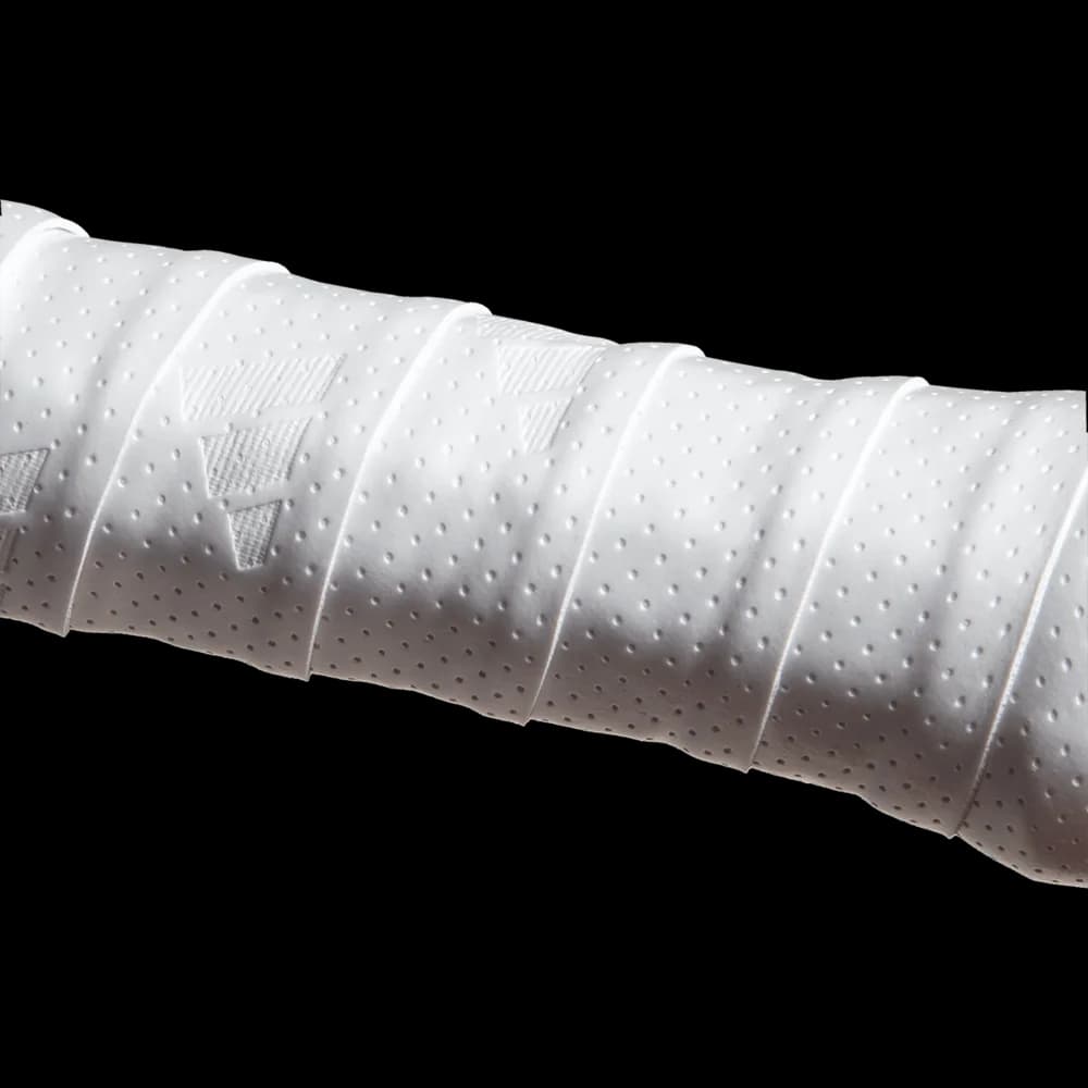 Cubregrip Adidas Tacky Feeling blanco colocado en el mango, detalle del microperforado