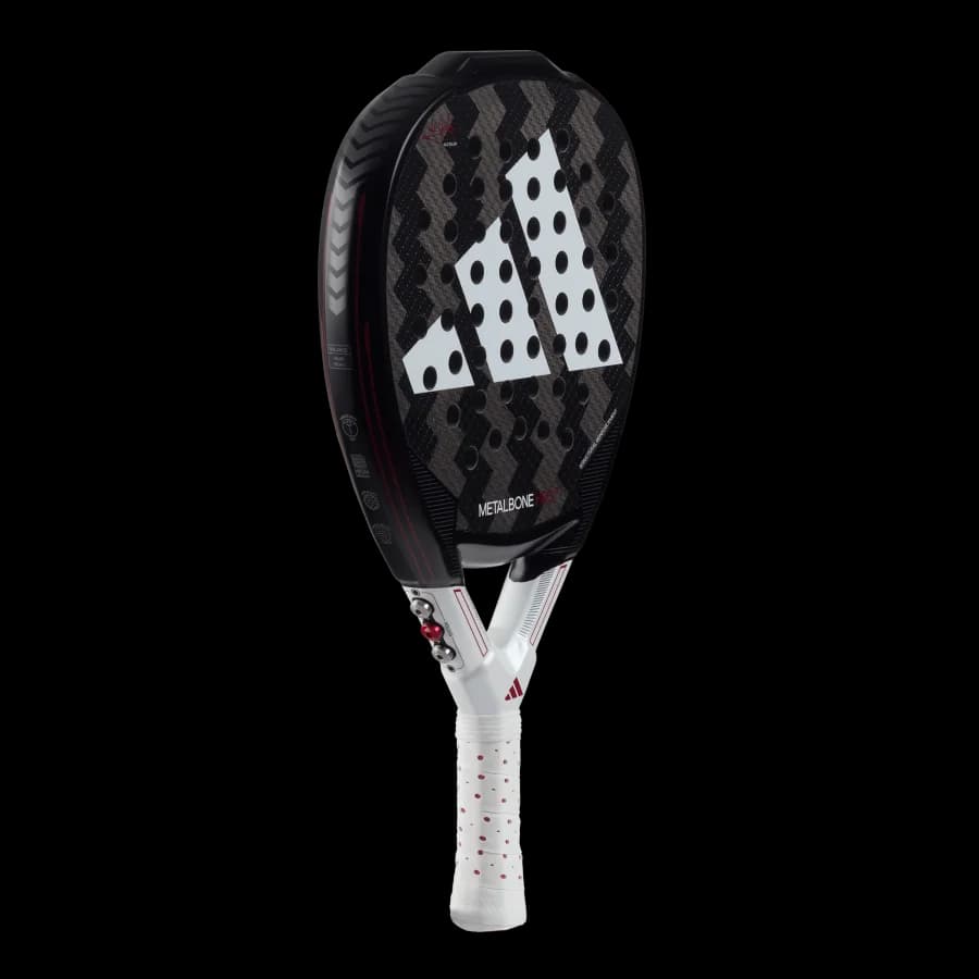 Paleta Adidas Metalbone HRD+ 3.3 2024, vista en ángulo