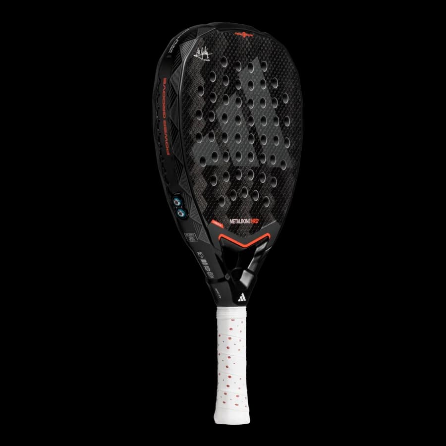 Paleta Adidas Metalbone HRD+ 3.4 2025, vista en ángulo